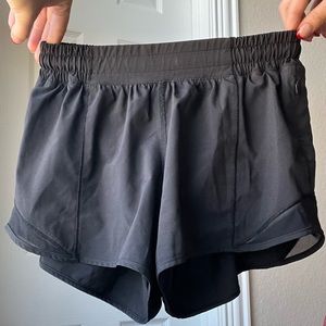 Lululemon Hotty Hot LR (low rise) Short 4" *Lined SIZE 4 BLACK